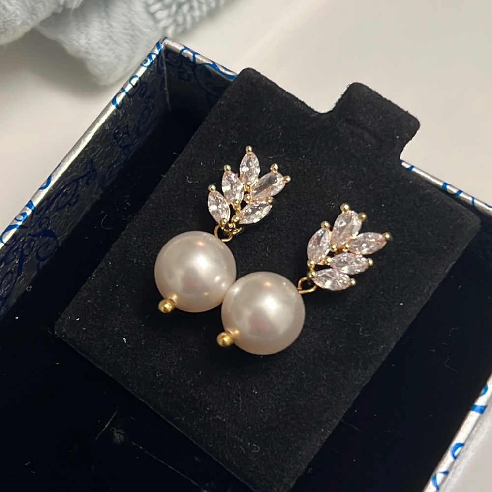 Diamond and pearl bridal earrings!